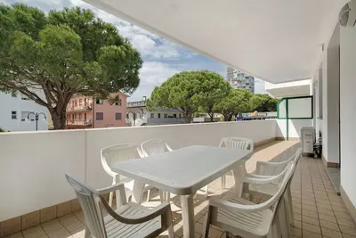 Appartement 'Résidence Papaya A104' avec piscine partagée, terrasse privée et climatisation