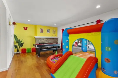 Image de New Magical Family Fun! 10 Mins to Disneyland, Private Pool/Bounce House!