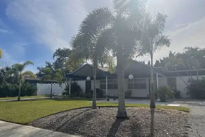 Image de Calm and Cozy Mid-Century Modern Retreat