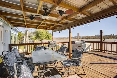Image de Waterfront Trinity Vacation Rental w/ Hot Tub!