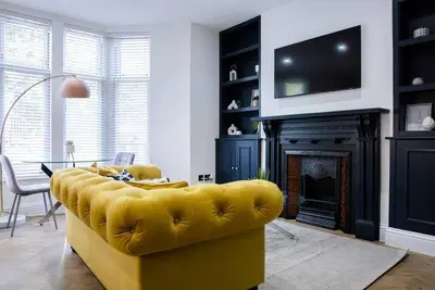Designer Cardiff Apartment with Free Parking