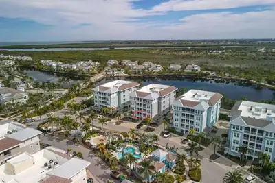 Image de Perks of Life, one mile to beaches, steps to pool/grill &splash park