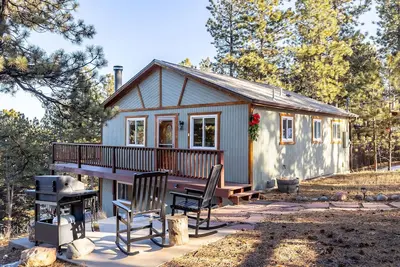 Image de Relaxing forest retreat with wildlife, deck views, and space to breathe