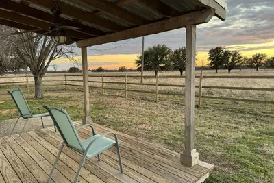 Image de Enjoy quiet country skies. Modern guest house in Crawford 20 mins to Waco.