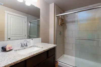 Image de Spacious 6-bed allergy-friendly home with Ac - Walk to Glaze Meadow Rec Center