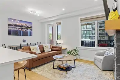 Image de Cozy-luxurious Spring Creek condo 3 Beds/2. 5ba w/balcony & hot tub access!