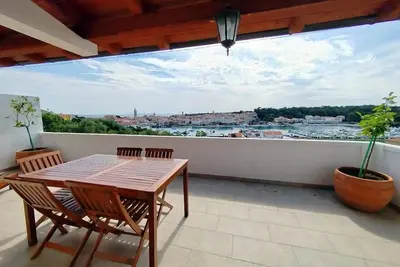 Image de Appartement de deux chambres avec la terrasse et la vue sur le mer Banjol, Rab (A-22421-a)