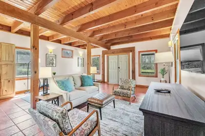 Image de Pet-Friendly Cabin in Marietta w/ Porch Swings