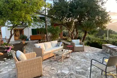 Image de Spectacular 360-degree views of the sea and mountains.
