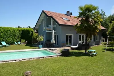 Image de Villa, proche lac, piscine, jardin clos, au calme
