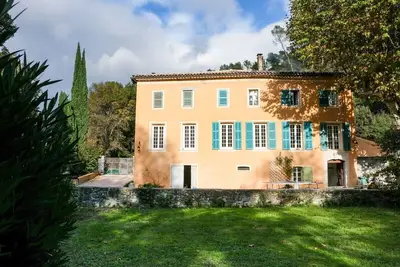 Image de Grande bastide provençale avec piscine