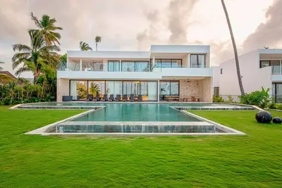 Image de Luxury 10br Beachfront Stunner with Private Pool