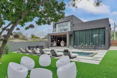 Image de Lux Villa with Pool in Design District / Sleeps 12