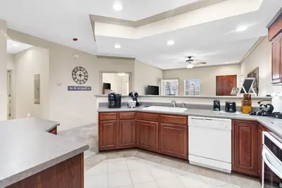 Image de 2br Family Retreat • Sunroom • Indoor Pool Access