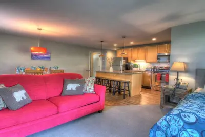 Image de The Suites + Next Door Studio: 3 Room Condo, Sleeps 10, Bus Route.
