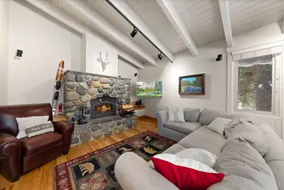 Image de Monthly Lease - Canyon Chalet by Tahoe Getaways - Pet-Friendly 4 Br, Walk to Donner Lake!