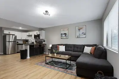 Image de Updated Modern Lawrence Condo