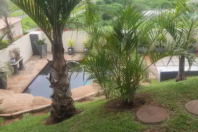 Image de Cozy one bedroom suite, with a balcony, overlooking the pool and braai area.