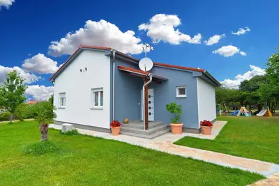 Image de avec piscine et climatisation