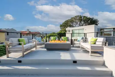Image de Ocean View Rooftop Deck + Walk to Beach + Spacious Yard