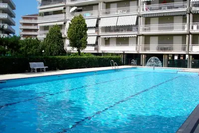 Image de Appartement lumineux avec terrasse à 250m de la mer