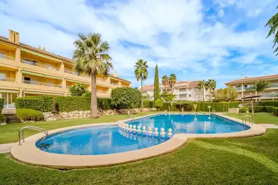 Image de Zentral Gelegene Ferienwohnung mit Gemeinschaftspool & 200 Meter vom Mittelmeer