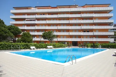 Image de Appartement moderne avec piscine et vue mer