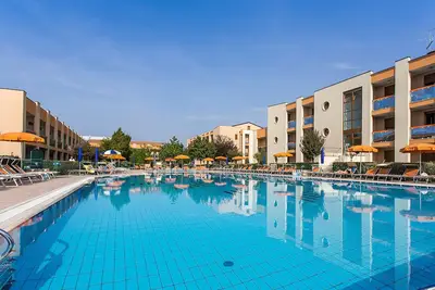 Image de Appartement cosy avec terrasse et piscine partagée