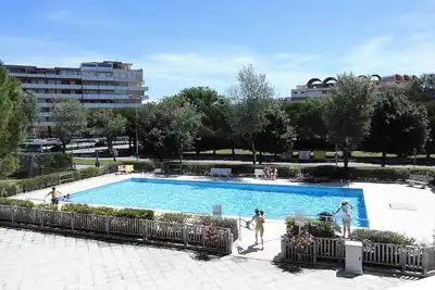 Image de Résidence idéalement située proche de la plage avec piscine