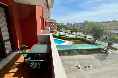 Image de Studio avec balcon et piscine