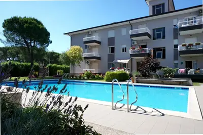 Image de Appartement en bord de mer avec piscine partagée