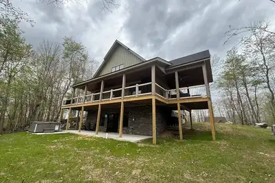 Image de Big and Boulder | Hot Tub, Pool Table, Fire Pit + Near Lake!