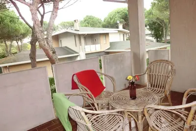 Appartement spacieux avec jardin clôturé et cheminée
