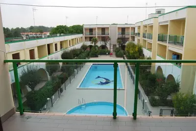 Image de Appartement confortable avec balcon et climatisation  Complexe de maisons avec p