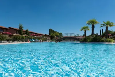 Image de Villa exclusive avec jardin privé sur deux étages par Beahost Rentals