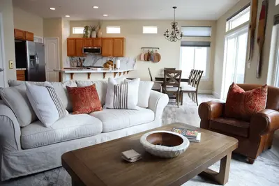 Image de Luxury Lakefront Escape with Stunning Views at Sparks Marina