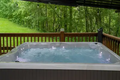 Image de Hot tub//game room/bunk+king beds/Cozy Sevierville Retreat near Pigeon F.