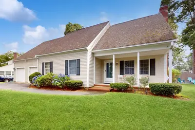 Image de Serene home near the beach with open floor plan, yard, grill, & central Ac