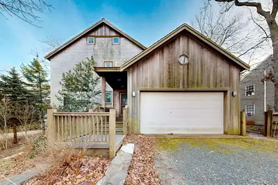 Image de Spacious home near the ferry & downtown with enclosed yard, games, & W/D