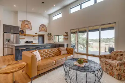 Image de Chic Burnet Home on Lake Buchanan w/ 2 Fireplaces!
