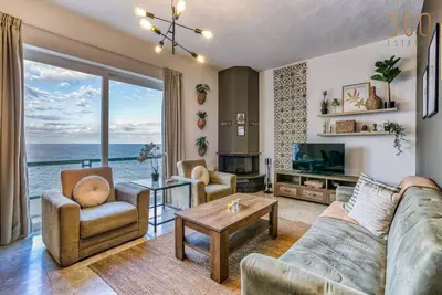 Image de Spacious seafront home with terrace, Bbq & Views!