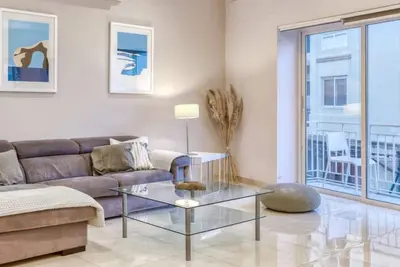 Image de A lovely 3br home just off the promenade w/balcony