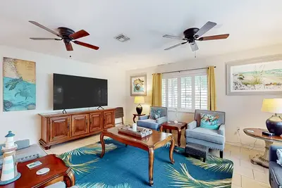 Image de Dog-friendly sunny stay with private pool, patio, full kitchen, sunroom & W/D