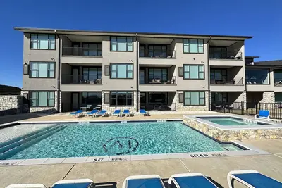 Image de New! First Floor Pool side Pk Lake Luxury Condo - Hot Tub, FirePit, Gym, Laundry