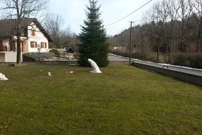 Image de Maison neige près des cascades du hérisson. animaux de compagnie non acceptés