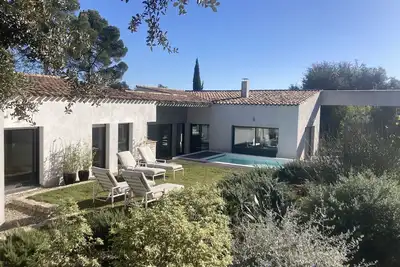 Image de Situation privilégiée pour cette spacieuse et lumineuse villa d'architecte.