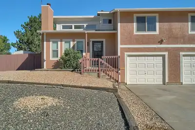 Image de Cozy, Quiet, Beautiful Townhome. Great sleep! Patio and grill. Pet Friendly!