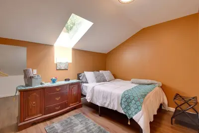 Image de Silver Stone Castle Guest Wing in Silver Spring with Game Room, Pool Table, etc.