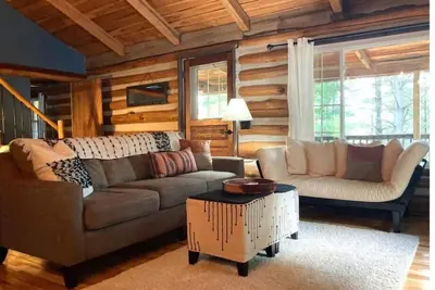 Image de Cozy, Private 3-bedroom cabin with WiFi, Hot Tub, and Games Near State Parks