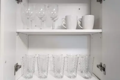 Image de Cozy clean 2 bdrm - King Bed - 2 workstations\n